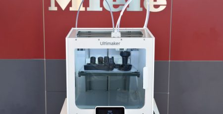 Ultimaker S3 vor Miele Logo